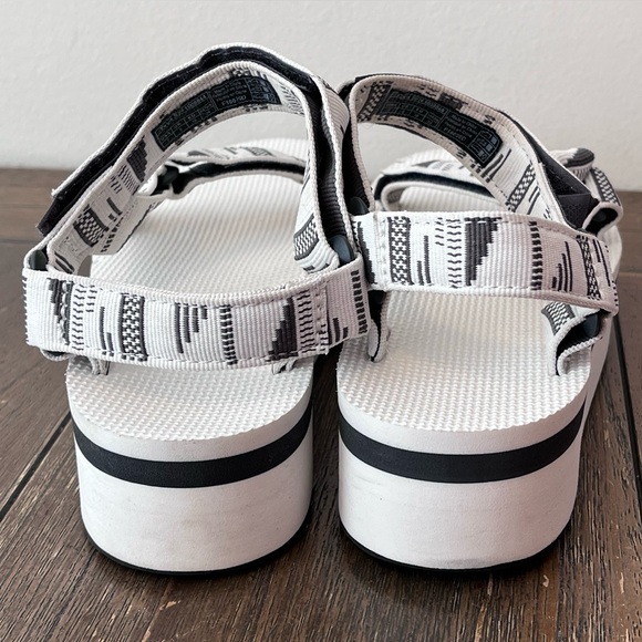 Teva White Platform Sandals Womens size 7 - Picture 8 of 9